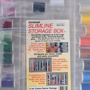 Pode incluir: Uma caixa de armazenamento de plástico transparente para carretéis de fio. A caixa é etiquetada como "Universal Slimline Storage Box" e apresenta um design que permite um fácil acesso aos carretéis. A caixa pode conter até 64 carretéis de fio grandes e pequenos.