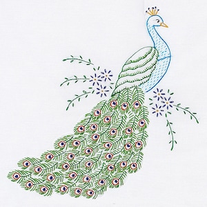 Puede incluir: Diseño de pavo real bordado con cuerpo azul, plumas de cola verdes y ojos rojos y azules. El pavo real está rodeado de pequeñas flores blancas con centros azules.