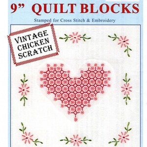 Puede incluir: Un patrón de bloque de colcha vintage con un diseño de "Chicken Scratch" en forma de corazón con bordado rosa y rojo. El patrón está estampado en tela de algodón blanco e incluye instrucciones para punto de cruz y bordado. El patrón está etiquetado como "Vintage Chicken Scratch" y "Chicken Scratch Heart".