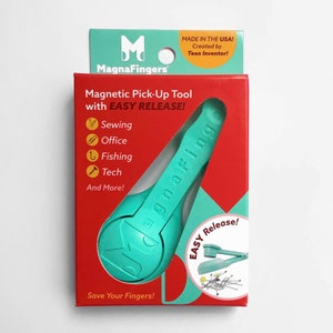 Op de afbeelding: Een turquoise blauwe magnetische ophaaltool met de tekst "MagnaFingers" op de verpakking. De tool is ontworpen om gemakkelijk kleine voorwerpen op te pakken zoals spelden, punaises en paperclips. De verpakking bevat ook de tekst "Made in the USA! Created by Teen Inventor!" en somt verschillende toepassingen voor de tool op, waaronder naaien, kantoor, vissen en tech.