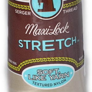 Peut inclure: Une bobine de fil à coudre Maxi-Lock Stretch Serger de couleur beige. La bobine est étiquetée "Soft Like Yarn Textured Nylon" et a une capacité de 2000 yards.