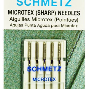 Puede incluir: Un paquete de cinco agujas de coser plateadas etiquetadas "SCHMETZ MICROTEX 130/705 H-M 80/12" para usar con máquinas de coser.