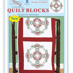 Puede incluir: Un paquete de seis bloques de colcha de 45,7 cm x 45,7 cm con un patrón de bordado en forma de círculo de rosas. Los bloques están estampados para bordar y están hechos de algodón y tejido de algodón mezclado. El paquete incluye instrucciones fáciles de seguir. La tinta se lava. El paquete está etiquetado como "Circle of Roses" y "New".