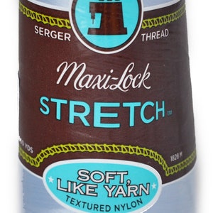 Peut inclure: Une bobine de fil à coudre Maxi-Lock Stretch de couleur bleu clair. L'étiquette indique "Soft, Like Yarn" et "Textured Nylon".