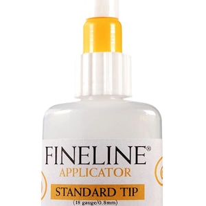 Könnte beinhalten: Eine weiße Fineline Applikatorflasche mit gelb-weißem Aufsatz. Das Etikett lautet "Fineline Applicator Standard Tip" und enthält Details zur Spitzengröße, Luftdichtheit und einem Volumen von 37,5 ml. Hergestellt in den USA.