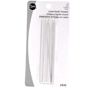 Könnte beinhalten: Eine weiße Packung Dritz Schlaufennadel-Einfädler. Die Packung hat ein klares Fenster, das sechs dünne, silberne Einfädler zeigt. Der Text auf der Packung enthält "Looped Needle Threaders" und "6 PC-PZ".