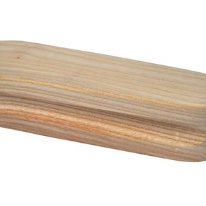 Op de afbeelding: Een ovale houten doos met een natuurlijke houten afwerking. De doos heeft een glad oppervlak en is gemaakt van licht hout.