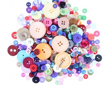 Puede incluir: Una gran colección de botones coloridos en varias formas y tamaños. Los botones están hechos de plástico y metal y tienen una variedad de acabados, incluyendo brillante, mate y texturizado.