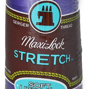 Peut inclure: Une bobine de fil à coudre sergé Maxi-Lock Stretch de couleur violette avec une étiquette brune indiquant "Soft, Like Yarn, Textured Nylon".