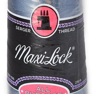 Puede incluir: Una bobina de hilo Maxi-Lock Todo Propósito de poliéster hilado para remalladora, de color azul. La bobina está etiquetada con el nombre de la marca, el tipo de hilo y el metraje. Tiene 2742 metros de largo.