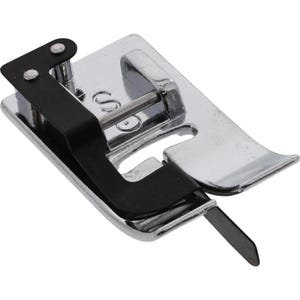 Puede incluir: Un pie de máquina de coser de plata con una guía de metal negro. El pie tiene un pequeño pasador de metal y una pequeña cuchilla de metal.