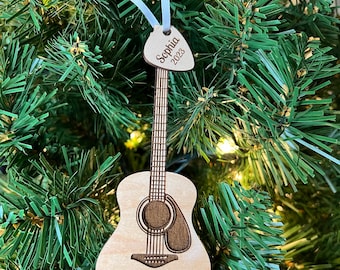 Enfeite de guitarra acústica com palheta personalizada - Presente de Natal para guitarrista