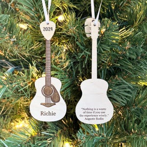 ギタリストへのクリスマスプレゼントに、パーソナライズされたピック付きのアコースティックギターオーナメント