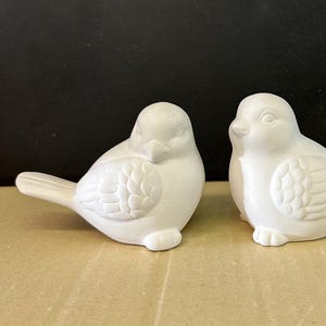 Paire d&#39;oiseaux en céramique non peinte, biscuit inachevé, céramique prête à peindre, chacun mesure 3 po. de haut, décoration d&#39;intérieur, paire d&#39;oiseaux doux, maman et papa oiseaux