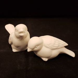 Paire de petits oiseaux en céramique non peinte, biscuit inachevé, céramique prête à peindre, 2,5 pouces de haut, décoration d&#39;intérieur, paire d&#39;oiseaux doux, maman et papa oiseaux