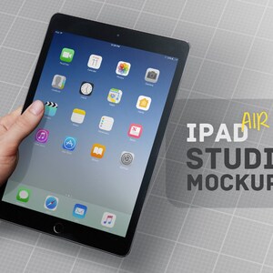 Pode incluir: Uma mão segurando um iPad Air preto com uma tela azul brilhante exibindo vários ícones de aplicativos. O texto "iPad Air STUDIO MOCKUPS" é visível no fundo.