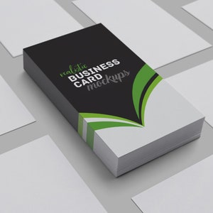 Könnte beinhalten: Ein Stapel leerer Visitenkarten mit einem schwarzen und grünen Design auf der obersten Karte. Der Text auf der obersten Karte lautet "realistic business card mockups".
