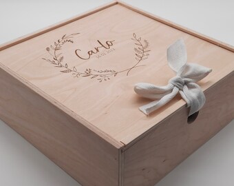 Personalisierte Erinnerungsbox Kranz / personalisierte Erinnerungskiste Baby Holz / Taufe / Geschenk Geburt