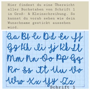 Puede incluir: Tabla de alfabeto en cursiva azul, que muestra letras may&uacute;sculas y min&uacute;sculas sobre un fondo de cuadr&iacute;cula. El texto en la parte superior proporciona una descripci&oacute;n general de la fuente, etiquetada como "Schrift 1". Las letras son de estilo manuscrito.
