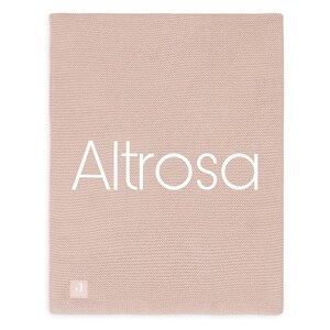 Op de afbeelding: Een rechthoekige, oudroze gebreide deken met een fijne, gelijkmatige ribbelsteek textuur. Het woord Altrosa is in grote, witte, schreefloze hoofdletters in het midden gedrukt. Een klein, vierkant label met de letter J is zichtbaar.