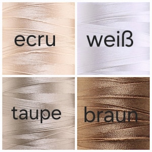 Puede incluir: Un collage de cuatro carretes de hilo de diferentes colores: ecru, blanco, taupe y marr&oacute;n. El nombre de cada color est&aacute; escrito en negrita y en negro en cada carrete: ecru, wei&szlig;, taupe y braun. Perfecto para costura.