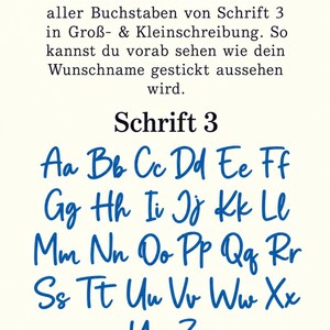 Op de afbeelding: Een digitaal overzicht van het alfabet in hoofdletters en kleine letters in een blauw cursief lettertype genaamd Schrift 3. De tekst luidt: Hier findest du eine &Uuml;bersicht aller Buchstaben von Schrift 3 in Gro&szlig;- & Kleinschreibung. So kannst du vorab sehen wie dein Wunschname gestickt aussehen wird.
