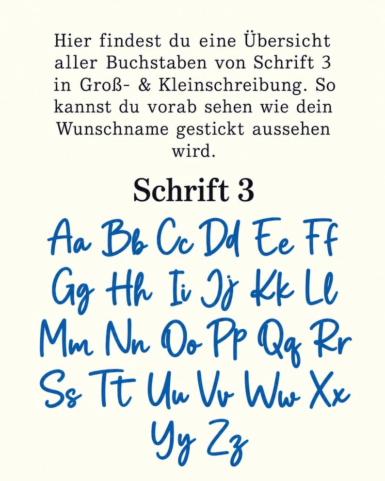 Op de afbeelding: Een digitaal overzicht van het alfabet in hoofdletters en kleine letters in een blauw cursief lettertype genaamd Schrift 3. De tekst luidt: Hier findest du eine &Uuml;bersicht aller Buchstaben von Schrift 3 in Gro&szlig;- & Kleinschreibung. So kannst du vorab sehen wie dein Wunschname gestickt aussehen wird.