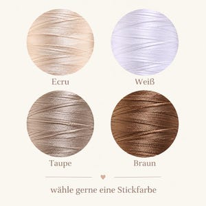 Op de afbeelding: Vier ronde klossen borduurgaren in de kleuren ecru, wit, taupe en bruin. Onder de klossen staat de tekst: w&auml;hle gerne eine Stickfarbe, vergezeld door de labels Ecru, Wei&szlig;, Taupe en Braun voor elke kleur.