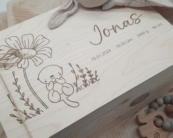 Personalisierte XL Erinnerungsbox kleiner Otter mit Blume / personalisierte Erinnerungskiste Baby Holz / Taufe / Geschenk Geburt