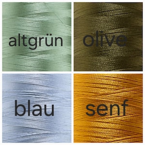 Puede incluir: Cuatro carretes de hilo en diferentes colores: verde claro con el texto "altgr&uuml;n", verde oliva con el texto "olive", azul claro con el texto "blau" y amarillo mostaza con el texto "senf". El hilo est&aacute; bien enrollado.