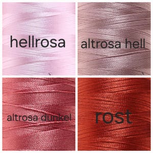 Puede incluir: Cuatro carretes de hilo en varios tonos de rosa y rojo-naranja. El carrete superior izquierdo es rosa claro con el texto "hellrosa". El carrete superior derecho es de color malva con el texto "altrosa hell". El carrete inferior izquierdo es de un rosa-rojo m&aacute;s oscuro con el texto "altrosa dunkel". El carrete inferior derecho es de color &oacute;xido con el texto "rost".