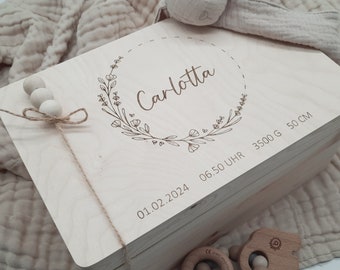 Personalisierte XL Erinnerungsbox Blumenkranz Lavendel/ personalisierte Erinnerungskiste Baby Holz / Taufe / Geschenk Geburt