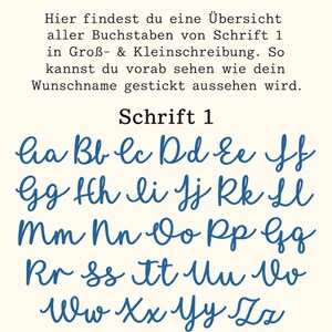 Op de afbeelding: Een lettertypegids getiteld Schrift 1 met het volledige alfabet in hoofdletters en kleine letters in blauw cursief schrift. De tekst luidt: Hier findest du eine &Uuml;bersicht aller Buchstaben von Schrift 1 in Gro&szlig;- & Kleinschreibung. So kannst du vorab sehen wie dein Wunschname gestickt aussehen wird.