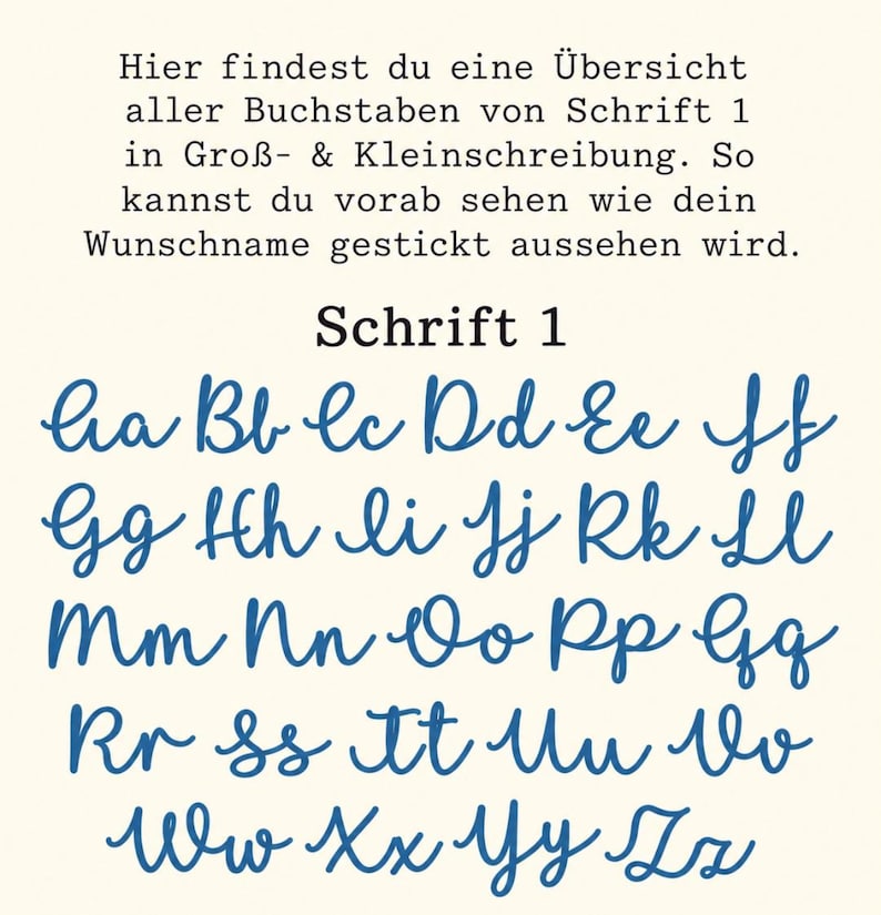 Op de afbeelding: Een lettertypegids getiteld Schrift 1 met het volledige alfabet in hoofdletters en kleine letters in blauw cursief schrift. De tekst luidt: Hier findest du eine &Uuml;bersicht aller Buchstaben von Schrift 1 in Gro&szlig;- & Kleinschreibung. So kannst du vorab sehen wie dein Wunschname gestickt aussehen wird.