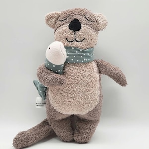 Spieluhr kleiner Otter taupe dunkel mit Wunschmelodie / Geschenk zur Geburt / Taufe / Babyparty