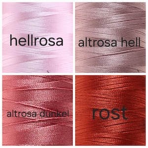 Puede incluir: Cuatro carretes de hilo en varios tonos de rosa y rojo-naranja. El carrete superior izquierdo es rosa claro con el texto "hellrosa". El carrete superior derecho es de color rosa polvoriento con el texto "altrosa hell". El carrete inferior izquierdo es de color rosa m&aacute;s oscuro con el texto "altrosa dunkel". El carrete inferior derecho es de color &oacute;xido con el texto "rost".