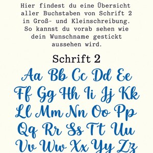 Op de afbeelding: Een digitaal overzicht van het alfabet in hoofdletters en kleine letters in een blauw cursief lettertype, gelabeld als Schrift 2. De tekst erboven luidt: Hier findest du eine &Uuml;bersicht aller Buchstaben von Schrift 2 in Gro&szlig;- und Kleinschreibung. So kannst du vorab sehen wie dein Wunschname gestickt aussehen wird.