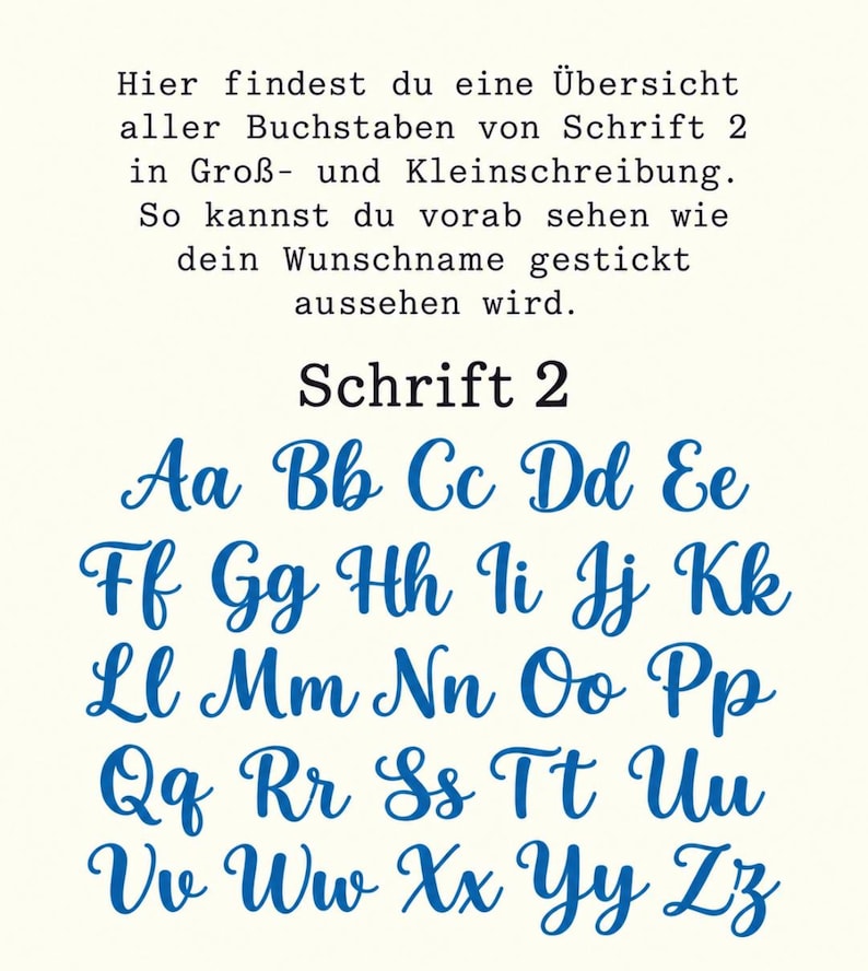 Op de afbeelding: Een digitaal overzicht van het alfabet in hoofdletters en kleine letters in een blauw cursief lettertype, gelabeld als Schrift 2. De tekst erboven luidt: Hier findest du eine &Uuml;bersicht aller Buchstaben von Schrift 2 in Gro&szlig;- und Kleinschreibung. So kannst du vorab sehen wie dein Wunschname gestickt aussehen wird.