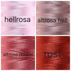 Puede incluir: Cuatro carretes de hilo en varios tonos de rosa y rojo-naranja. El carrete superior izquierdo es rosa claro con el texto "hellrosa". El carrete superior derecho es de color malva con el texto "altrosa hell". El carrete inferior izquierdo es de un rosa-rojo m&aacute;s oscuro con el texto "altrosa dunkel". El carrete inferior derecho es de color &oacute;xido con el texto "rost".