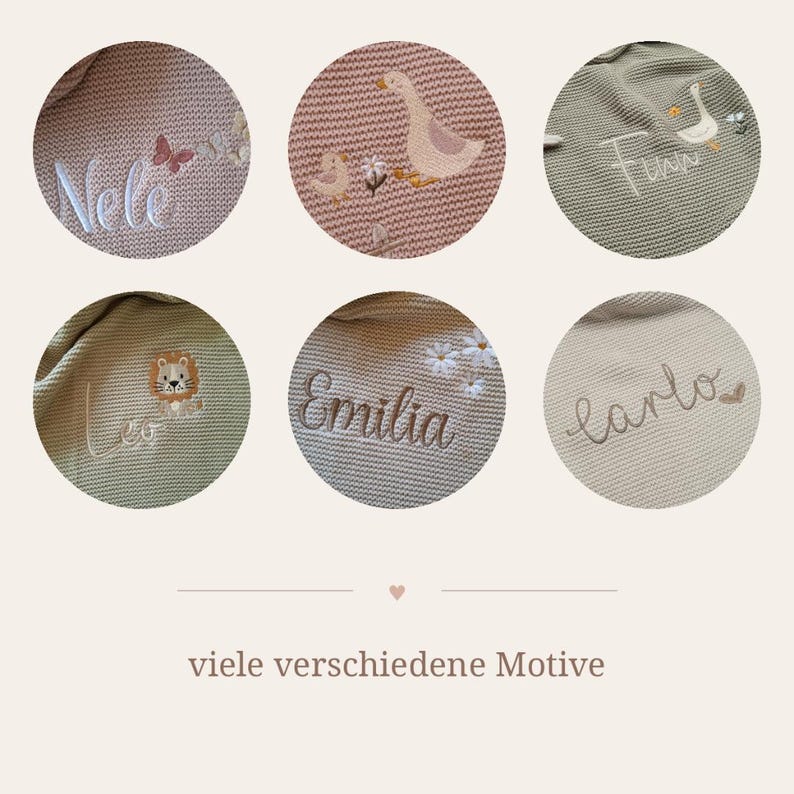 Op de afbeelding: Zes cirkelvormige close-upbeelden van gebreide dekens met geborduurde namen en motieven zoals vlinders, ganzen, een leeuw en bloemen. De namen Nele, Finn, Leo, Emilia en Carlo zijn in verschillende lettertypes geborduurd. Tekst: viele verschiedene Motive.