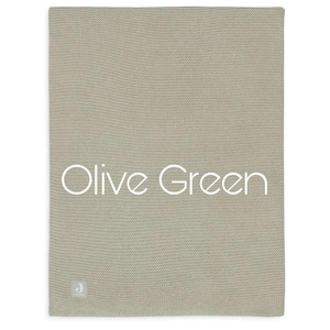 Op de afbeelding: Een rechthoekige gebreide deken in een gedempte olijfgroene tint met een fijne, gelijkmatige textuur. De tekst "Olive Green" is in het wit in het midden gedrukt en een klein vierkant label met de letter "J" is aan de onderhoek bevestigd.