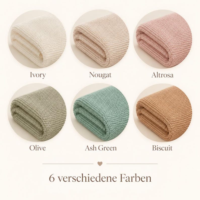 Op de afbeelding: Zes gevouwen stalen van textuurgebreide stof in de kleuren ivoor, nougat, altrosa, olijf, asgroen en biscuit. De tekst onder de stalen luidt 6 verschiedene Farben, vergezeld van een klein hartpictogram boven de tekst.