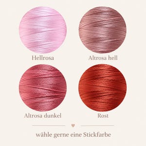 Op de afbeelding: Vier cirkelvormige stalen van borduurgaren in de kleuren lichtroze, oudroze, donkerroze en roest. De labels bevatten Hellrosa, Altrosa hell, Altrosa dunkel, Rost en de Duitse zin w&auml;hle gerne eine Stickfarbe.