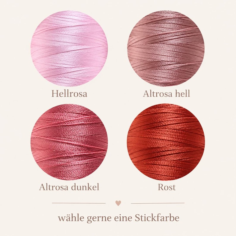 Op de afbeelding: Vier cirkelvormige stalen van borduurgaren in de kleuren lichtroze, oudroze, donkerroze en roest. De labels bevatten Hellrosa, Altrosa hell, Altrosa dunkel, Rost en de Duitse zin w&auml;hle gerne eine Stickfarbe.