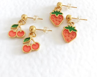 Pendientes 24k oro chapado encanto cereza, fresa, pendientes colgante de esmalte, regalo para las niñas