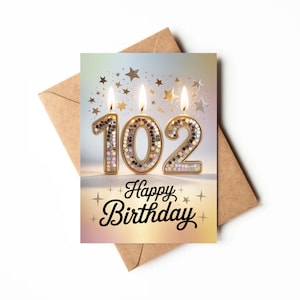Puede incluir: Tarjeta de cumpleaños con el número 102 en forma de velas doradas con purpurina, con llamas encendidas. Las palabras "Happy Birthday" están escritas en negro debajo, con acentos de estrellas.