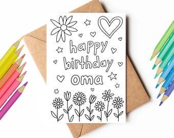 Op de afbeelding: Een witte kaart met de zwarte tekst "happy birthday oma", omringd door bloemen- en sterillustraties. De kaart ligt op een bruine envelop, met kleurpotloden op de achtergrond.