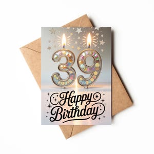 Puede incluir: Una tarjeta de cumpleaños con un sobre marrón. La tarjeta presenta dos velas encendidas con la forma del número 39, llenas de confeti colorido. Las palabras "Happy Birthday" están escritas en una fuente decorativa debajo.