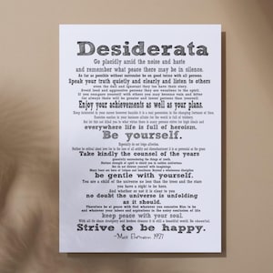 Pu&ograve; includere: Una stampa in bianco e nero del poema "Desiderata" di Max Ehrmann, 1927. Il poema &egrave; stampato su uno sfondo bianco con testo nero. Il poema &egrave; incorniciato in una cornice nera.