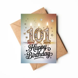Könnte beinhalten: Geburtstagskarte mit der Zahl 101 in Kerzenform und dem Schriftzug "Happy Birthday" in eleganter Schrift. Die Karte hat einen Farbverlauf-Hintergrund mit Sternen und liegt auf einem braunen Umschlag.
